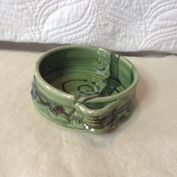 Mosquito Mud Green Studio Dish/Bowl. Signed, Hand thrown, Artistic, Collectible - Picture 3 of 4
